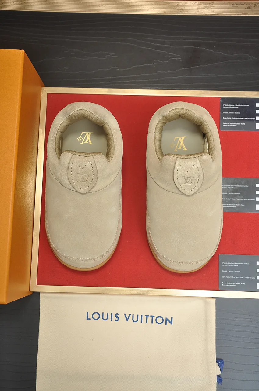 Men's men's shoes💰700💶 🔥New style🔥 LV co-branded nigo, ugly and cute😍Many Internet celebrities have put on their shoes, classic and versatile items.  ❄️Fabric: Imported high mercerized cow suede. ❄️Inner lining: high-grade elastic mesh, ❄️Outsole: original molded outsole, palm print rubber outsole with hidden L letter and Monongram flower ❄️Size: Female 35-41 (Female 41 customized), Male 39-46 (45-46 customized)